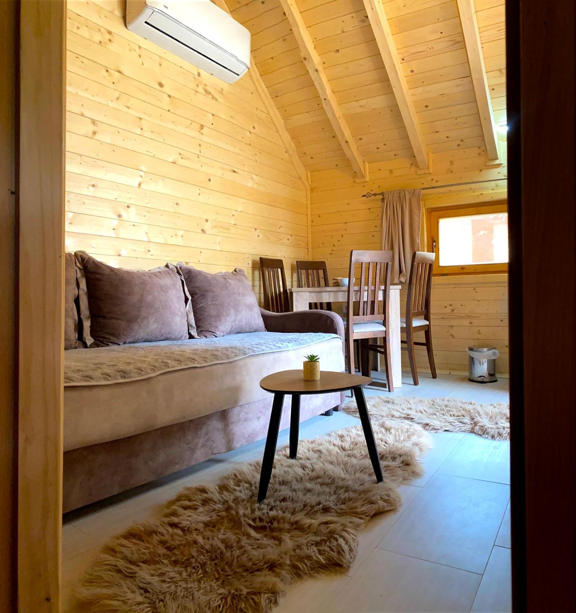 Wooden Corner Apartment *